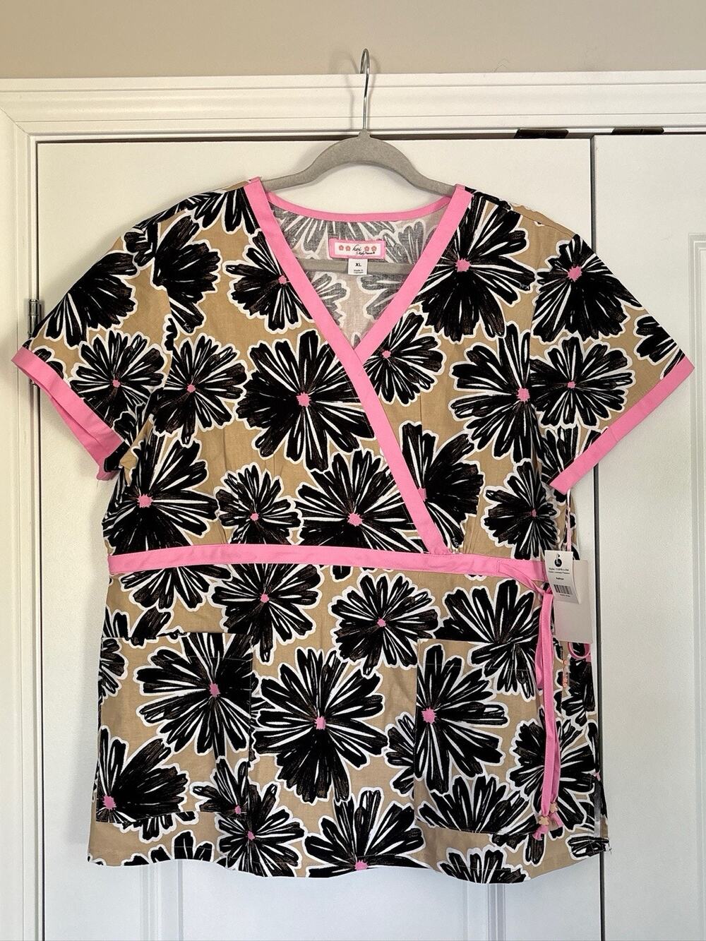 Koi By Kathy Peterson Kathryn Loomed Flowers Womens XL Scrub Top Nurse (1)